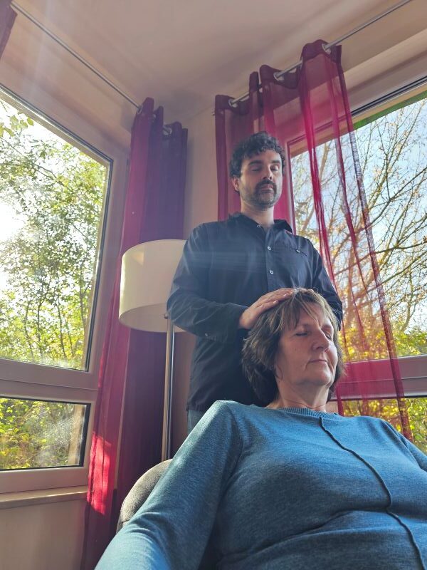 Daniel Utzinger bei einer Reiki-Sitzung im Sitzen